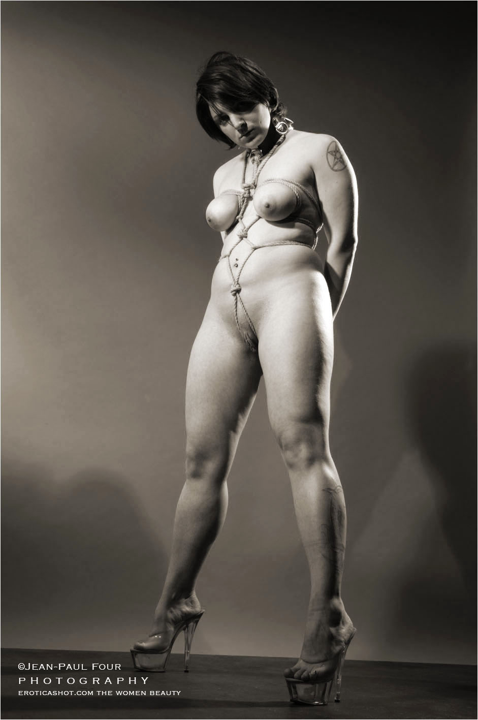 Marilyne, shibari girl, zentaï, nude, tatoos, scarification, follow her on eroticashot.com, pict by ©Jean-Paul Four