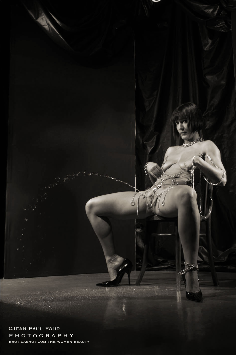 Linda, slave, bitch, extreme model, extreme sub, pussy and tits torture, pee game, suspension, wax game, follow her on eroticashot.com, pict by ©Jean-Paul Four
