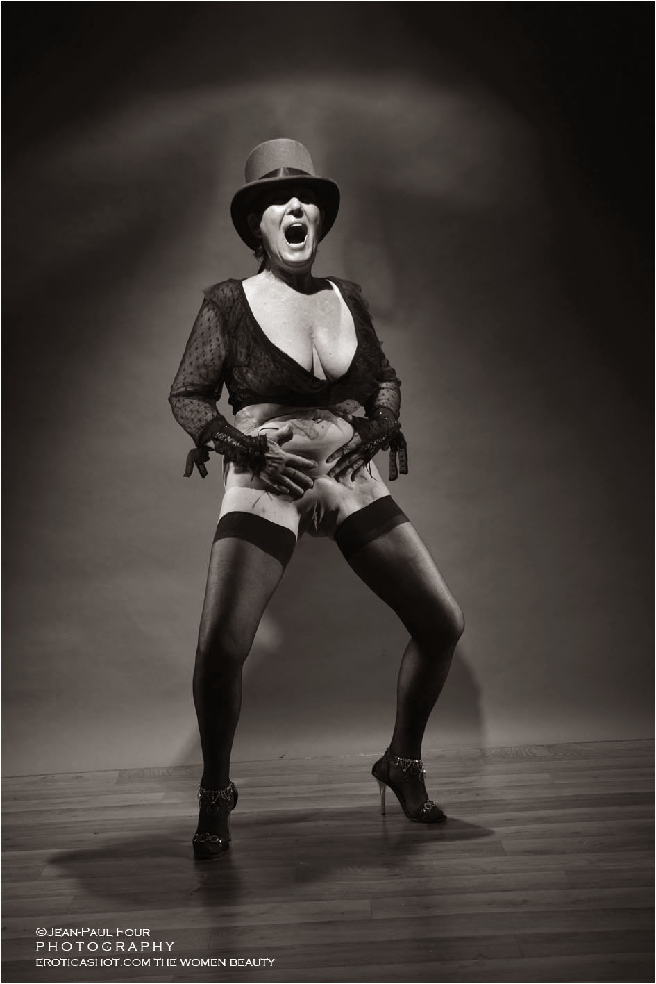 Mireille, old woman, old sub, old bitch wants to make a shooting on the set of eroticashot.com, pict by Jean-Paul Four
